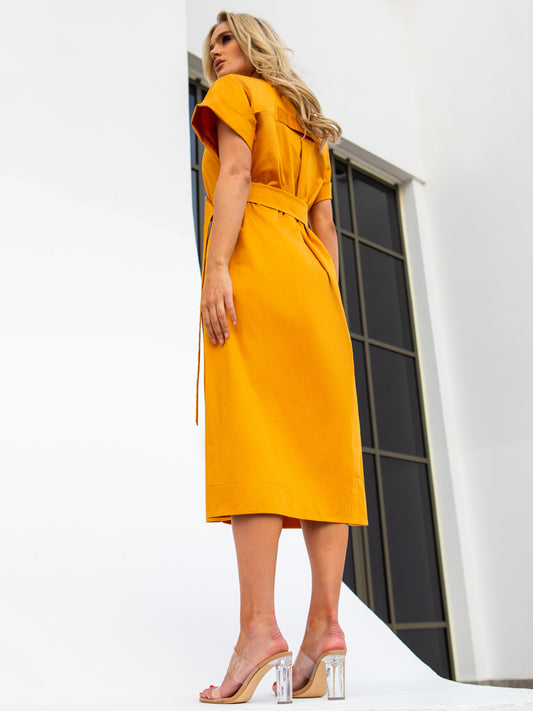 Musztardowa sukienka midi z paskiem w talii Eye For Fashion