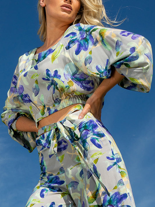 Bluzka crop w kwiaty z bufiastym rękawem EyeForFashion