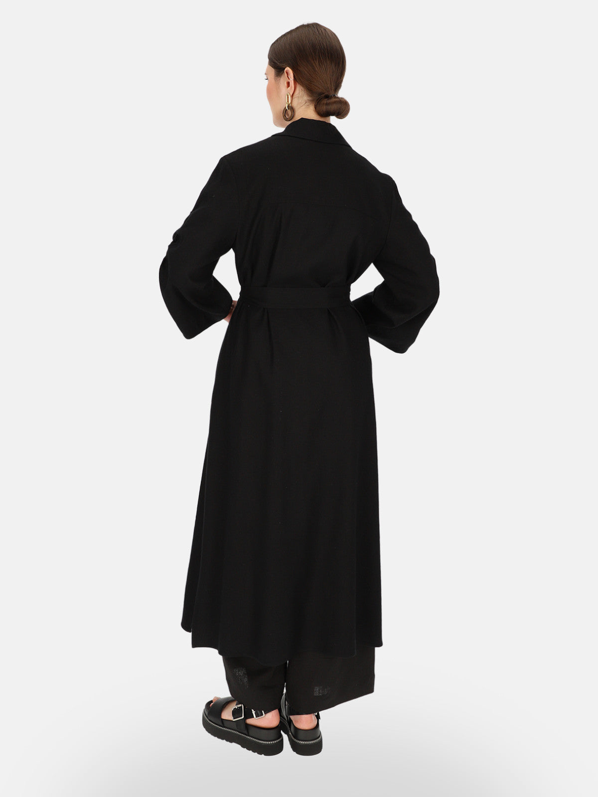 Czarny lniany płaszcz damski maxi z paskiem Eye For Fashion