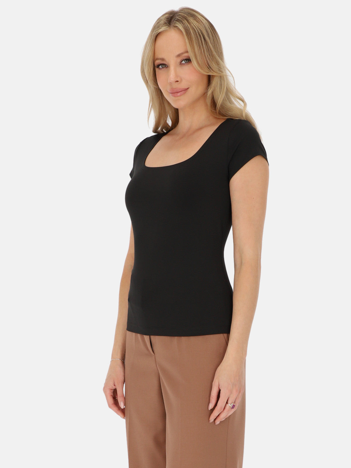 Czarny t-shirt damski basic z dekoltem w karo Potis & Verso Wella