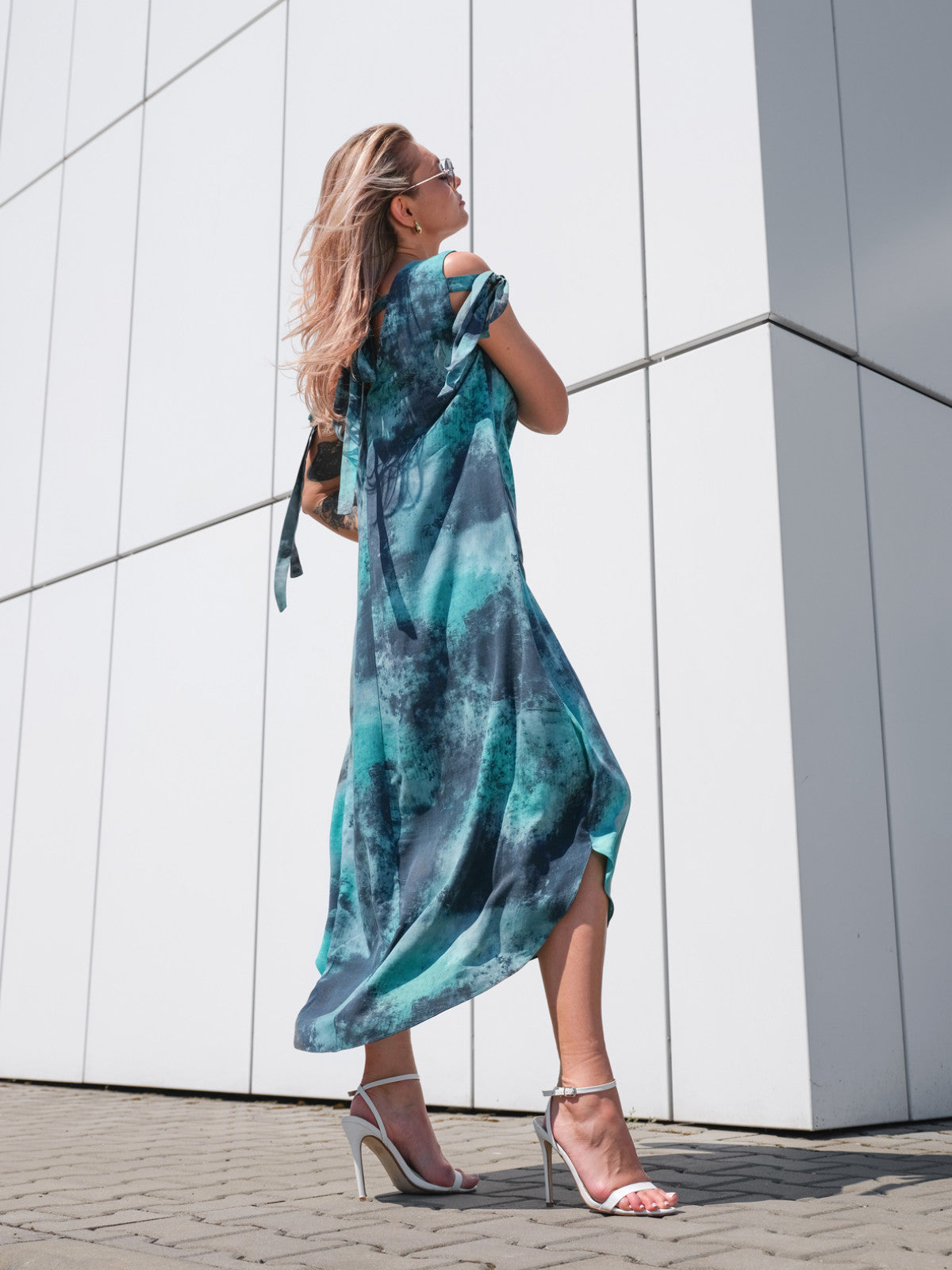 Sukienka letnia maxi z odkrytymi ramionami i wiązaniami EyeForFashion