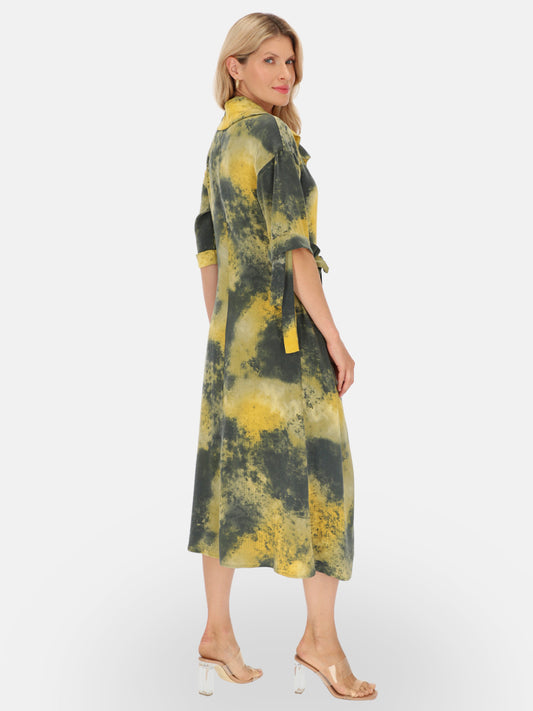 Sukienka koszulowa w oliwkowo-żółty wzór tie-dye EyeForFashion