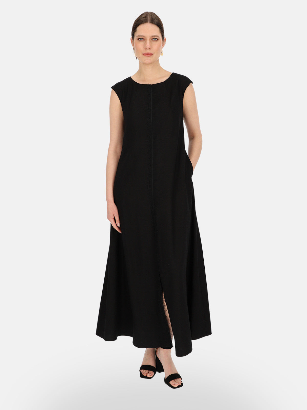 Czarna lniana sukienka maxi z ozdobnym strzępieniem Eye For Fashion