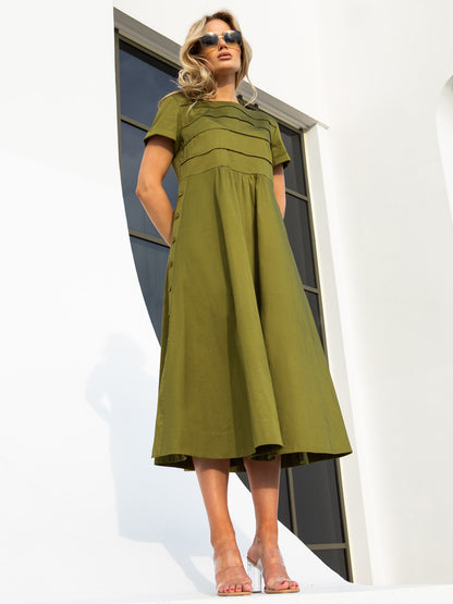 Oliwkowa sukienka midi z bawełny z dekoracyjnymi szwami EyeForFashion