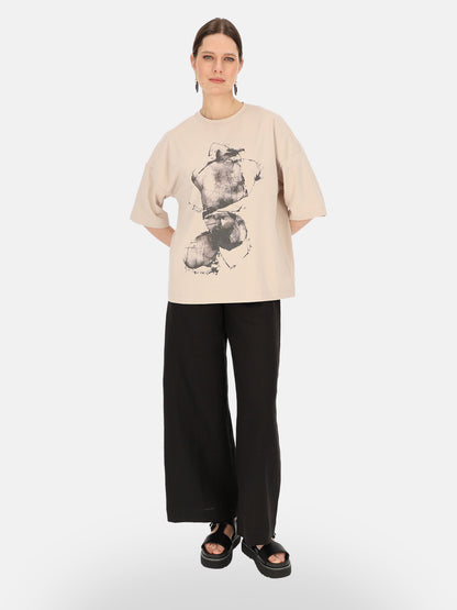 Beżowy T-shirt damski z artystycznym nadrukiem Eye For Fashion