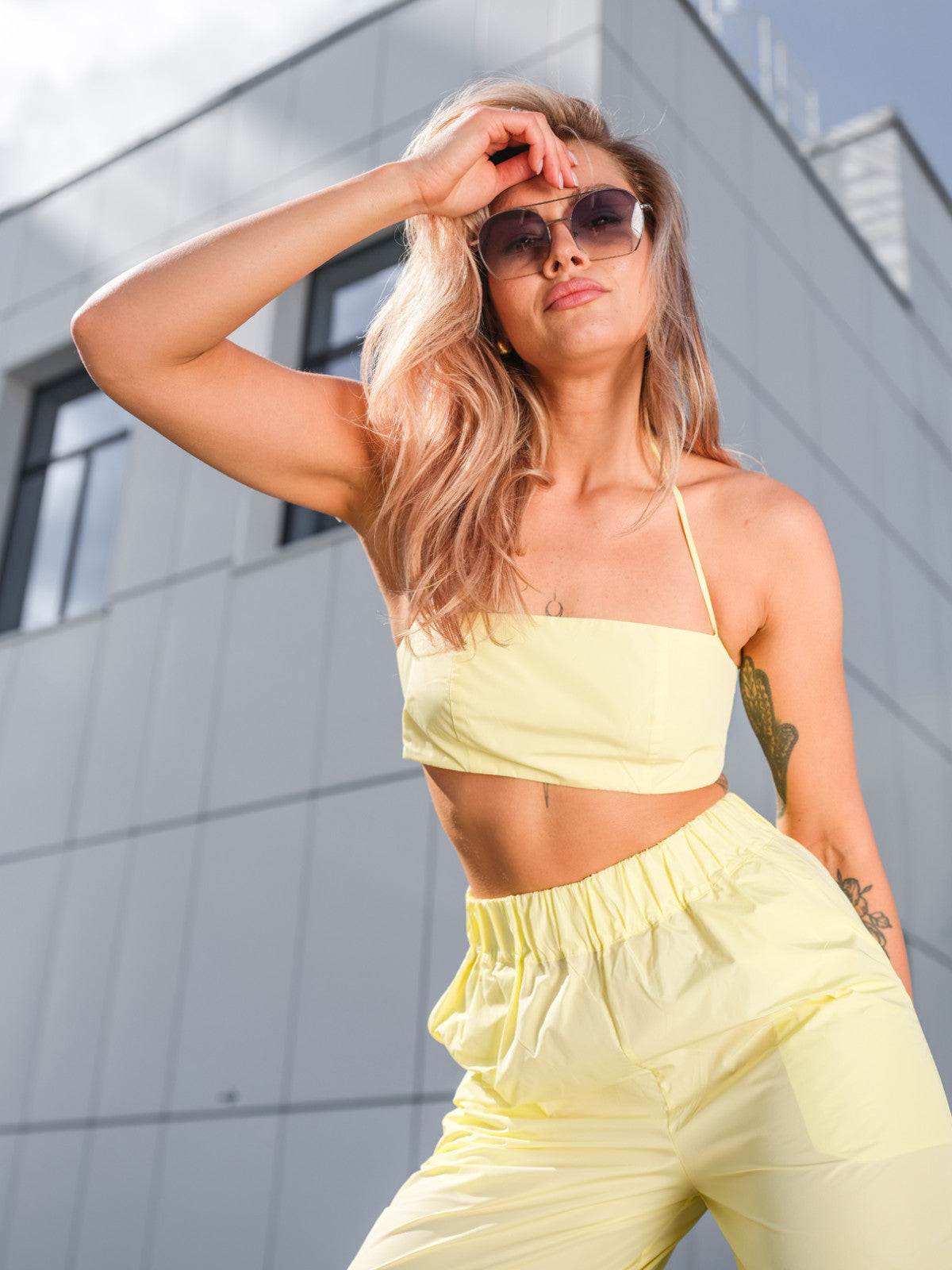 Top damski z wiskozy w kolorze cytrynowym EyeForFashion
