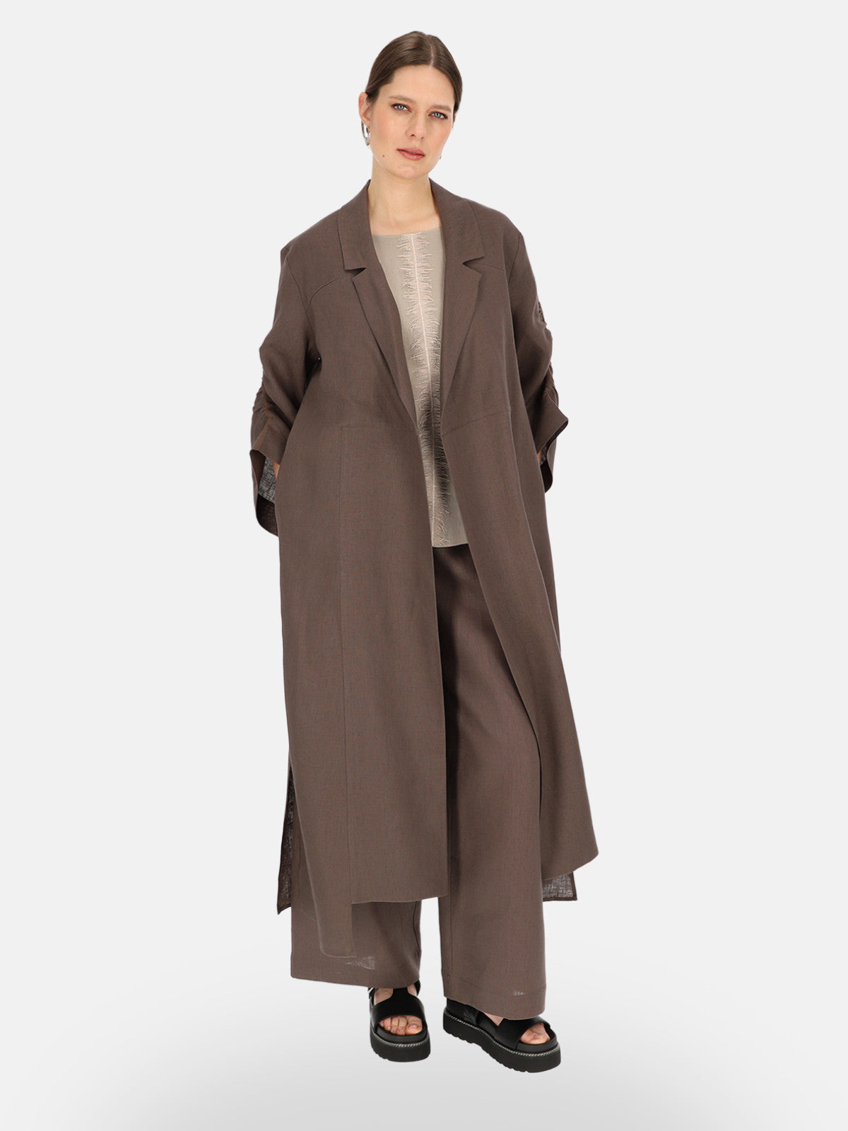 Brązowy lniany płaszcz damski maxi z paskiem Eye For Fashion