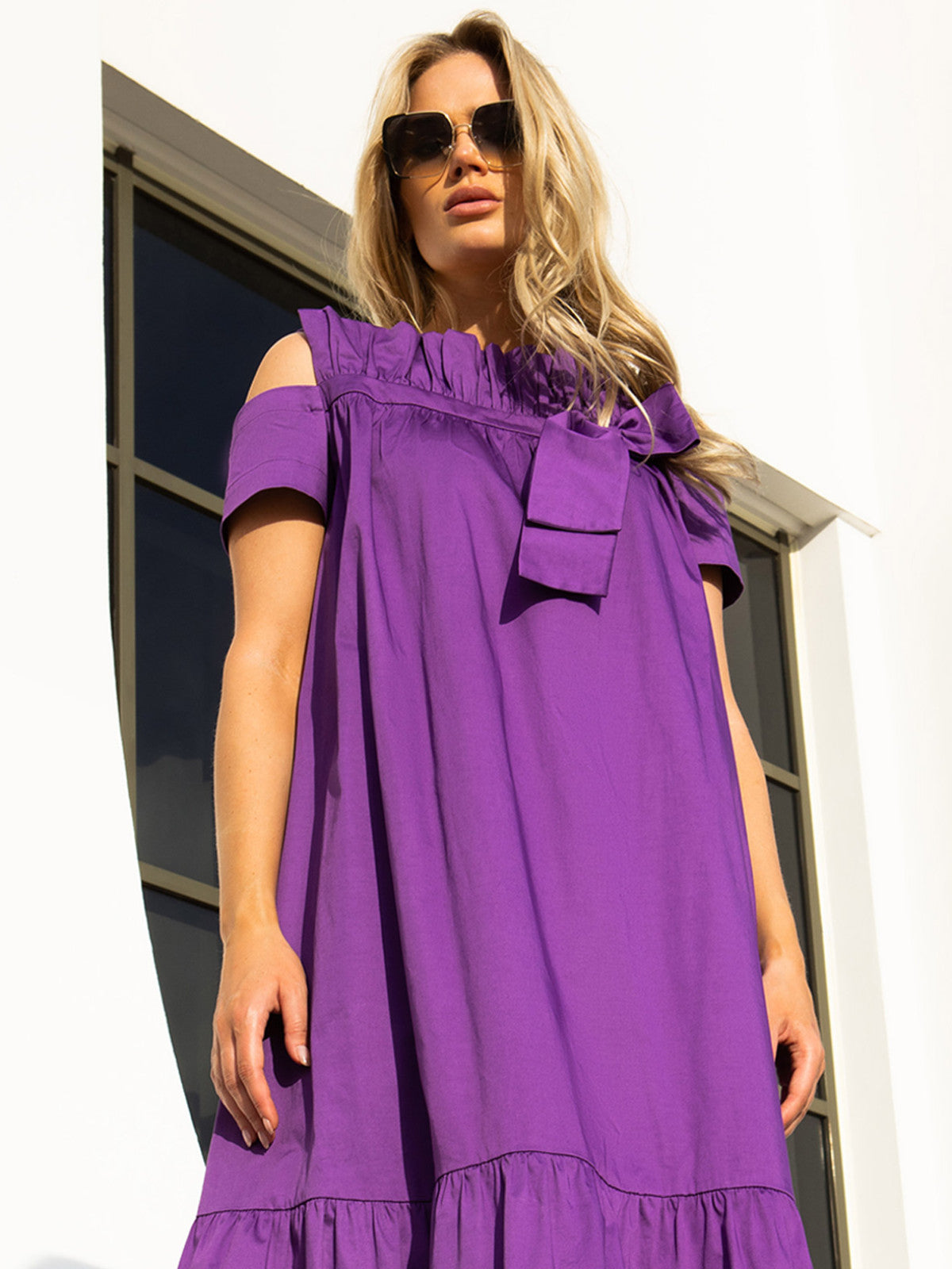 Fioletowa sukienka midi z falbanką i odkrytymi ramionami EyeForFashion
