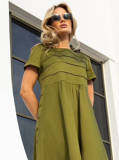 Oliwkowa sukienka midi z bawełny z dekoracyjnymi szwami EyeForFashion