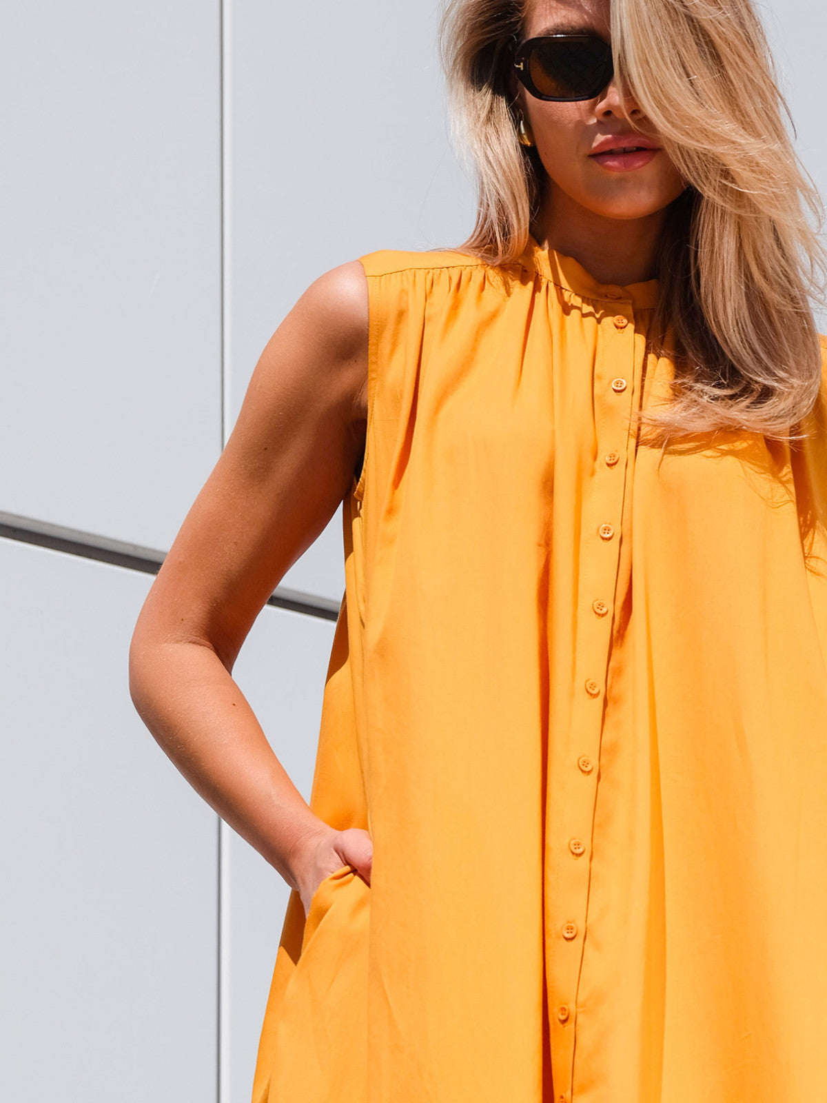 Pomarańczowa sukienka midi z asymetrycznymi falbanami EyeForFashion