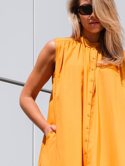 Pomarańczowa sukienka midi z asymetrycznymi falbanami EyeForFashion