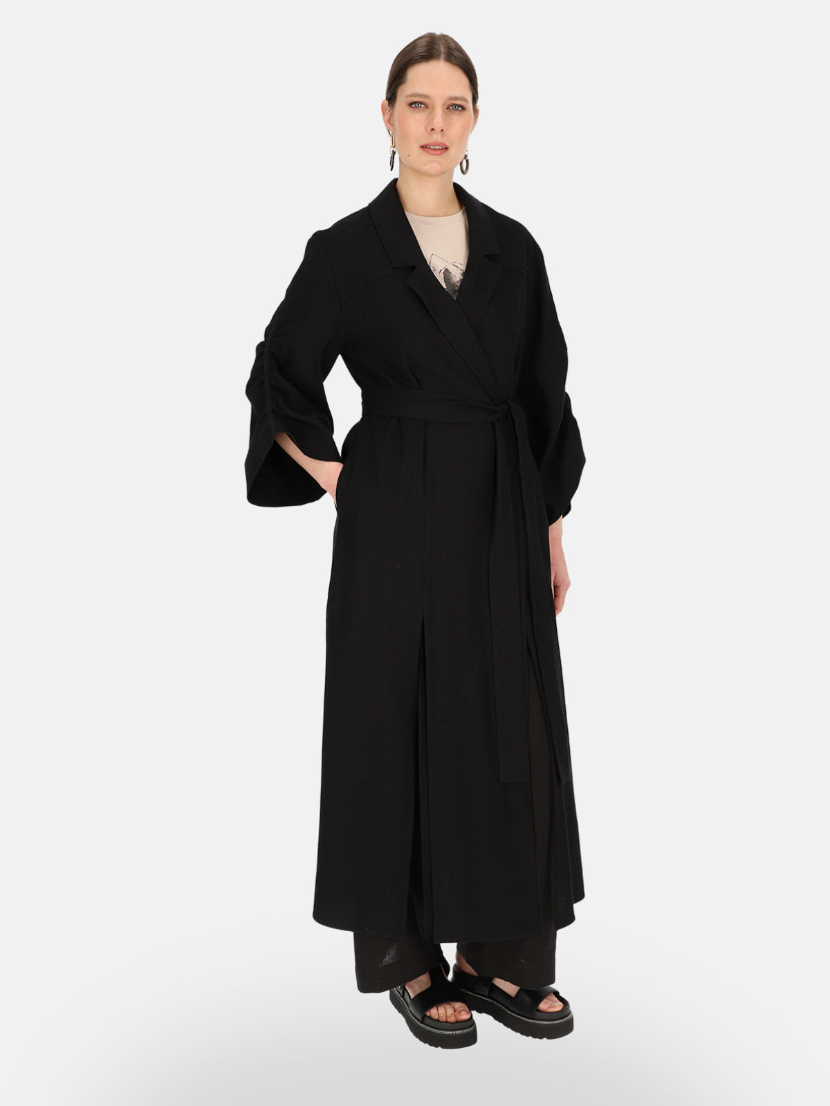 Czarny lniany płaszcz damski maxi z paskiem Eye For Fashion