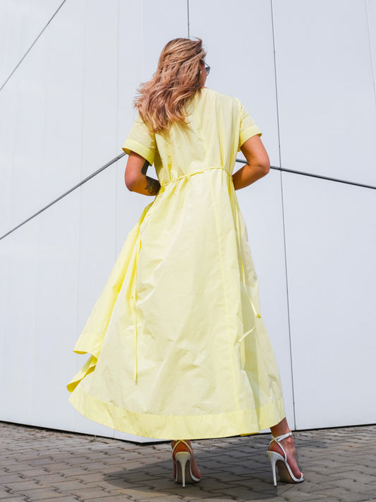 Żółta letnia sukienka maxi z marszczeniem w talii EyeForFashion