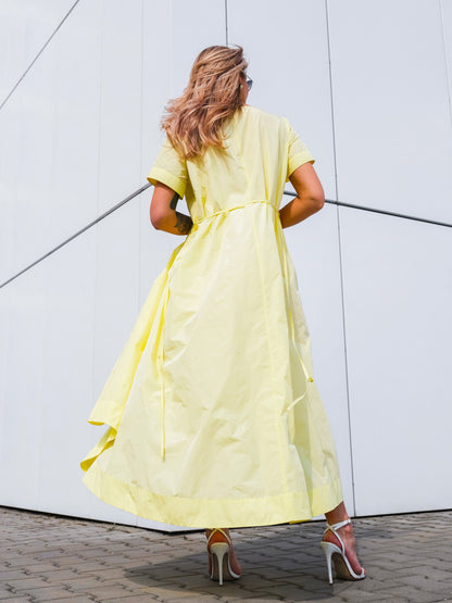 Żółta letnia sukienka maxi z marszczeniem w talii EyeForFashion