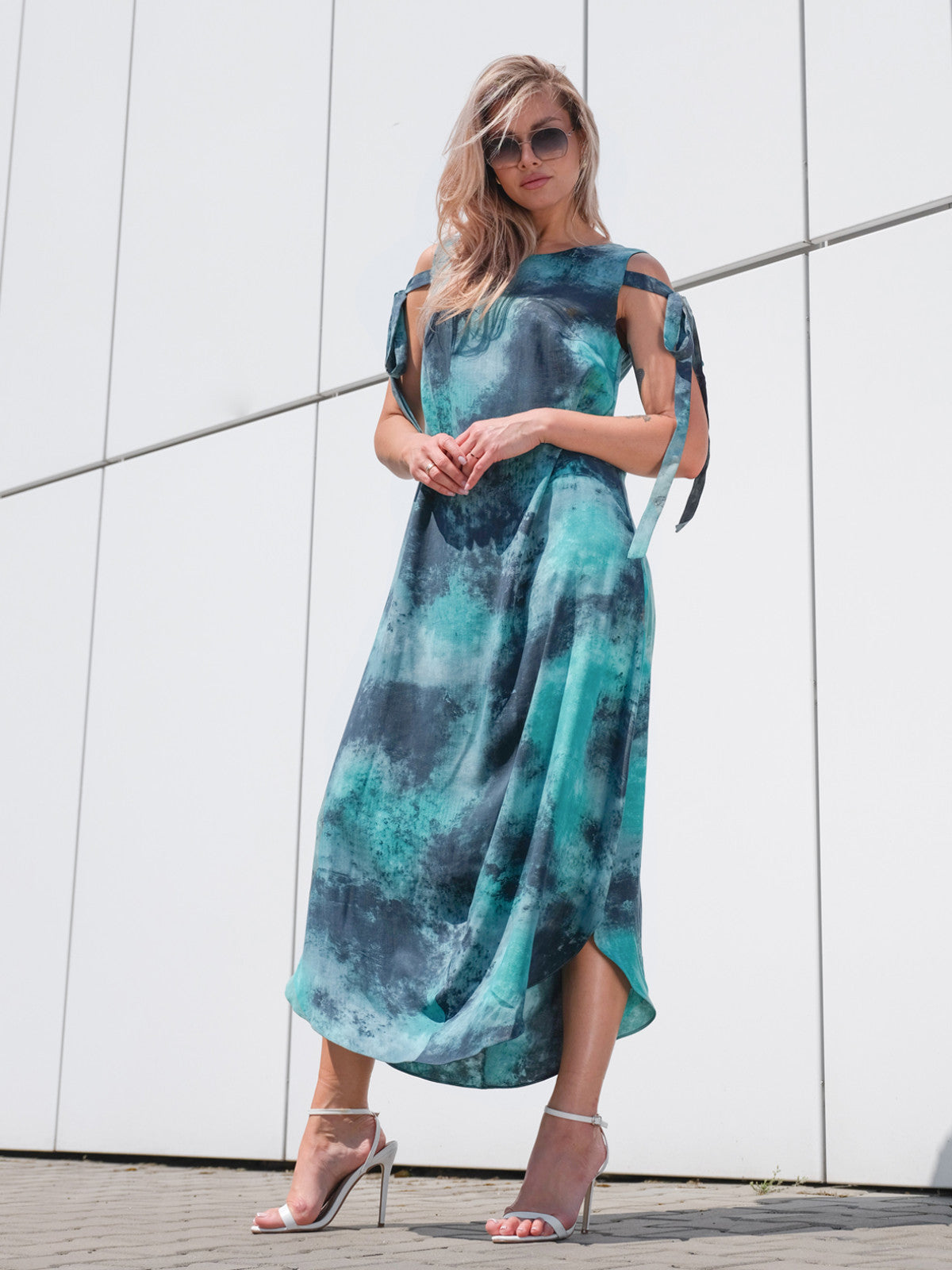 Sukienka letnia maxi z odkrytymi ramionami i wiązaniami EyeForFashion