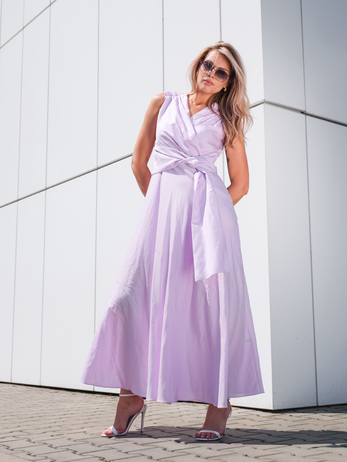 Jasnofioletowa sukienka maxi z bawełny z wiązaniem EyeForFashion