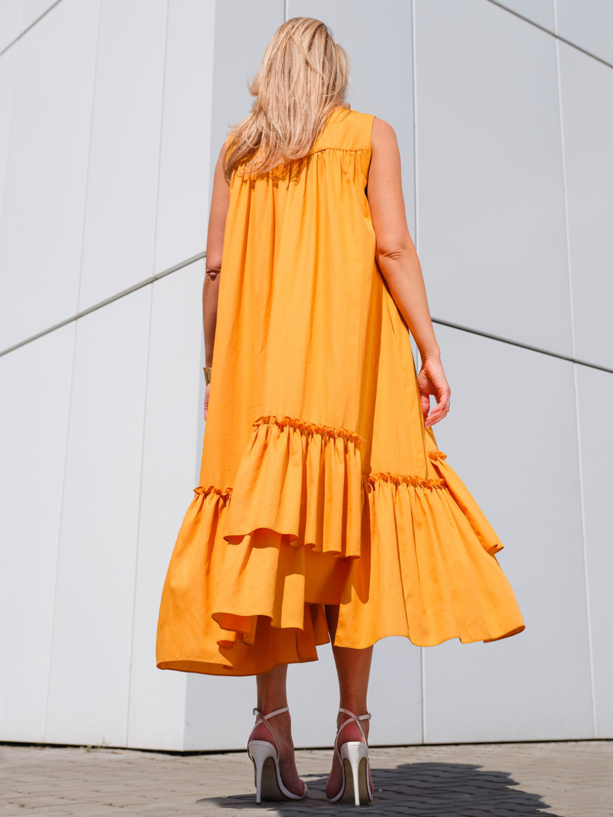 Pomarańczowa sukienka midi z asymetrycznymi falbanami EyeForFashion