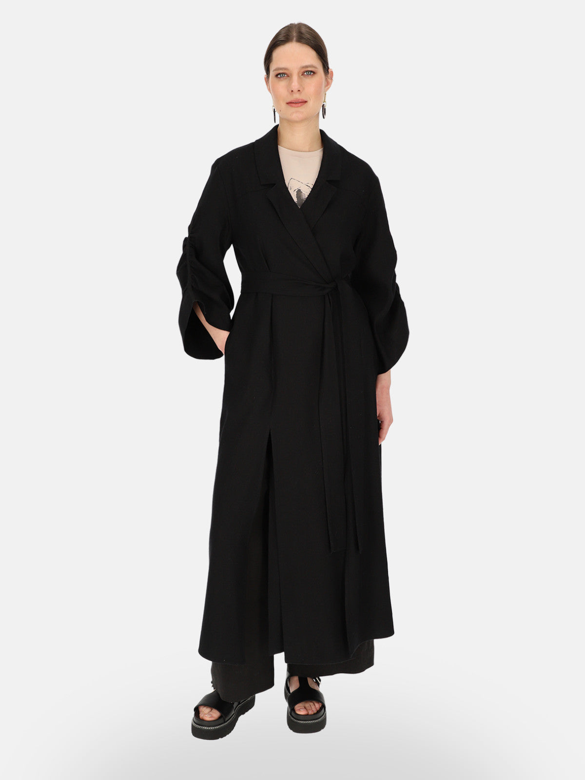 Czarny lniany płaszcz damski maxi z paskiem Eye For Fashion