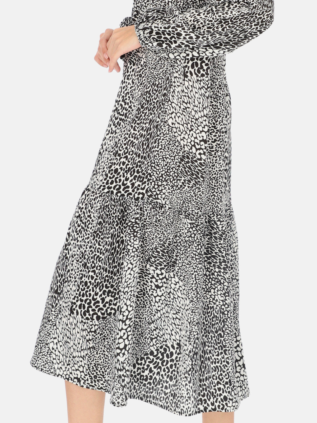 Czarno-biała sukienka midi ze wzorem w panterkę Eye For Fashion Emi