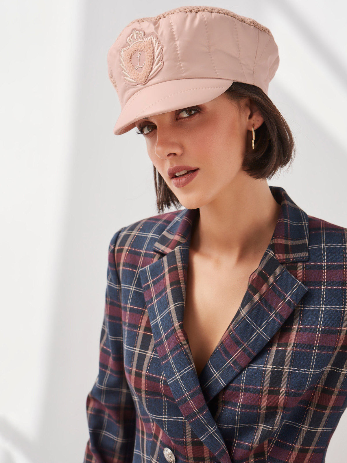 Kaszkiet ozdobiony warkoczowym splotem L'AF Liubov
