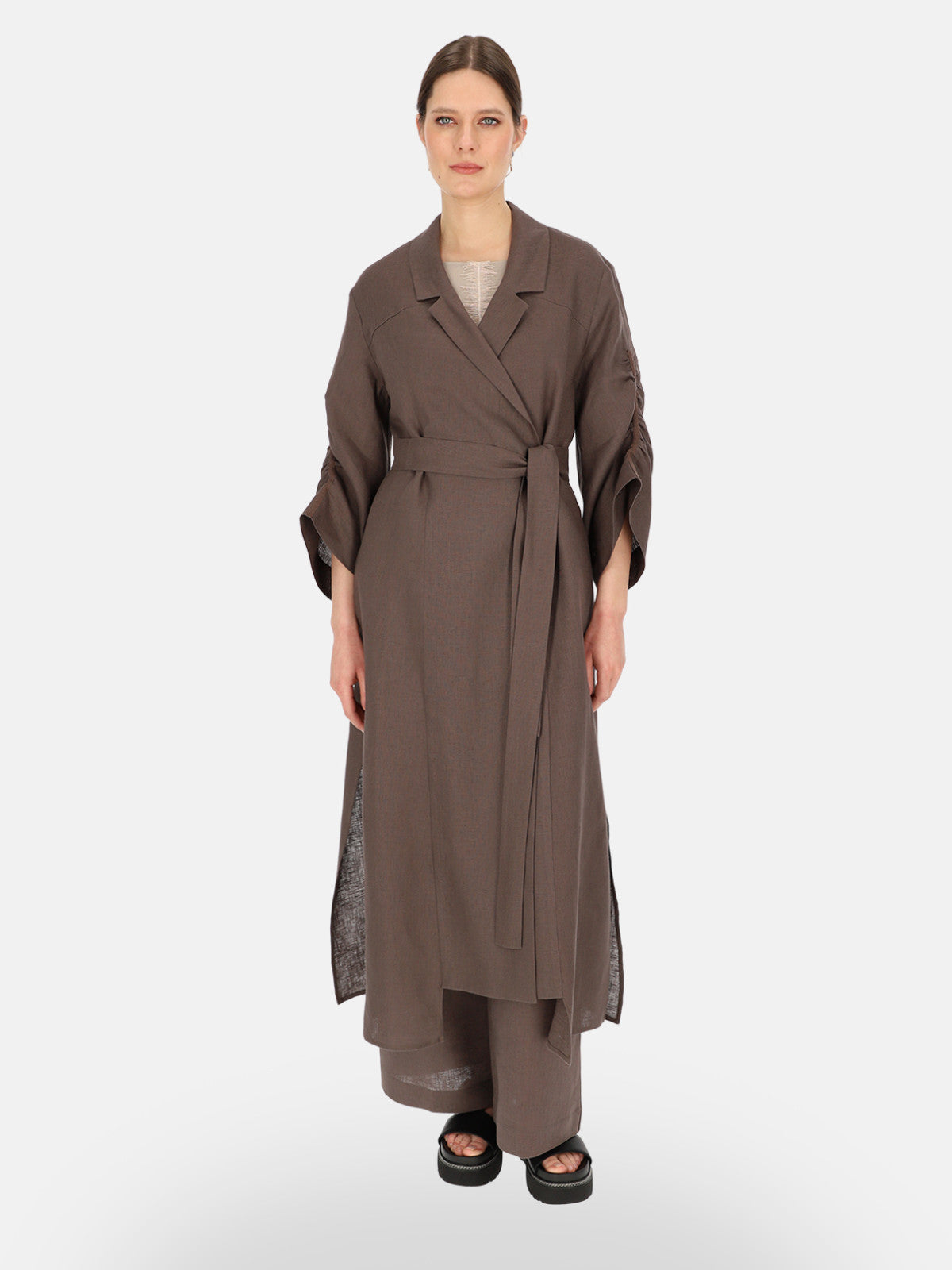 Brązowy lniany płaszcz damski maxi z paskiem Eye For Fashion