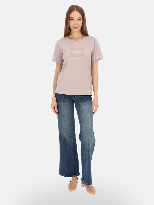 Subtelny pudrowy różowy bawełniany t-shirt damski z nadrukiem Ylenia