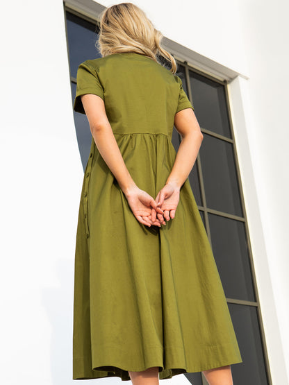 Oliwkowa sukienka midi z bawełny z dekoracyjnymi szwami EyeForFashion