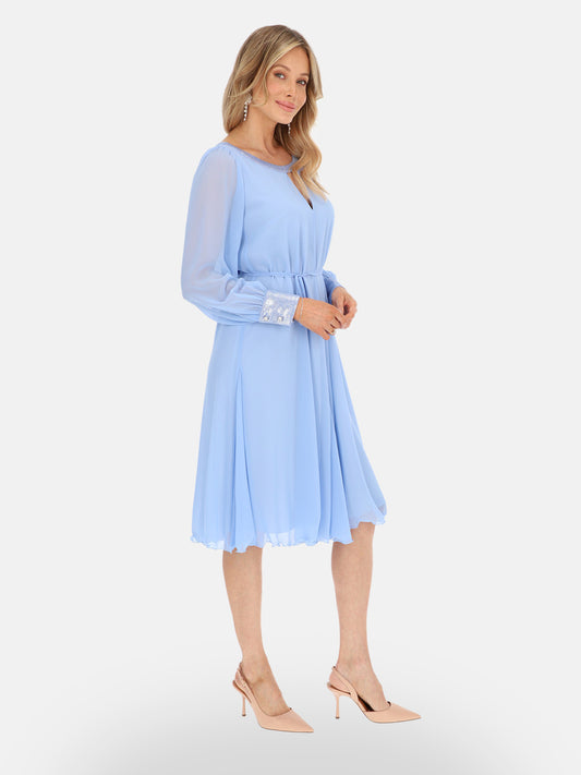Elegancka błękitna zwiewna sukienka z połyskującą lamówką midi Kamelia