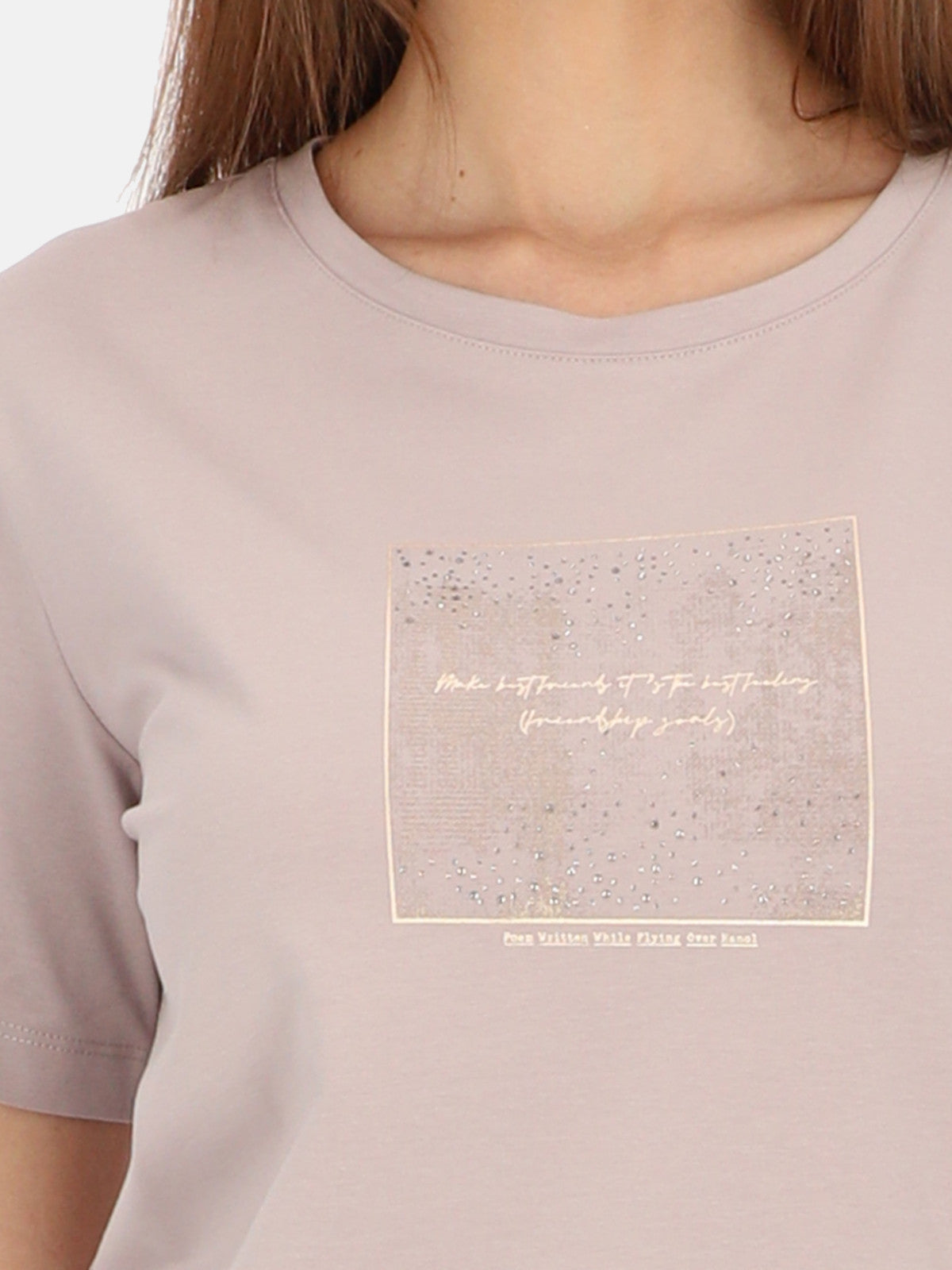 Subtelny pudrowy różowy bawełniany t-shirt damski z nadrukiem Ylenia