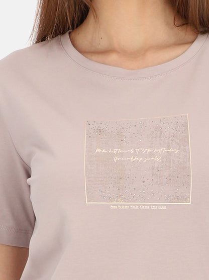 Subtelny pudrowy różowy bawełniany t-shirt damski z nadrukiem Ylenia