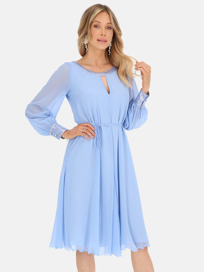Elegancka błękitna zwiewna sukienka z połyskującą lamówką midi Kamelia