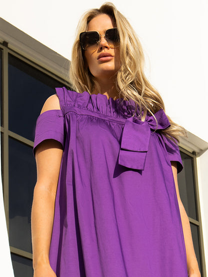 Fioletowa sukienka midi z falbanką i odkrytymi ramionami EyeForFashion