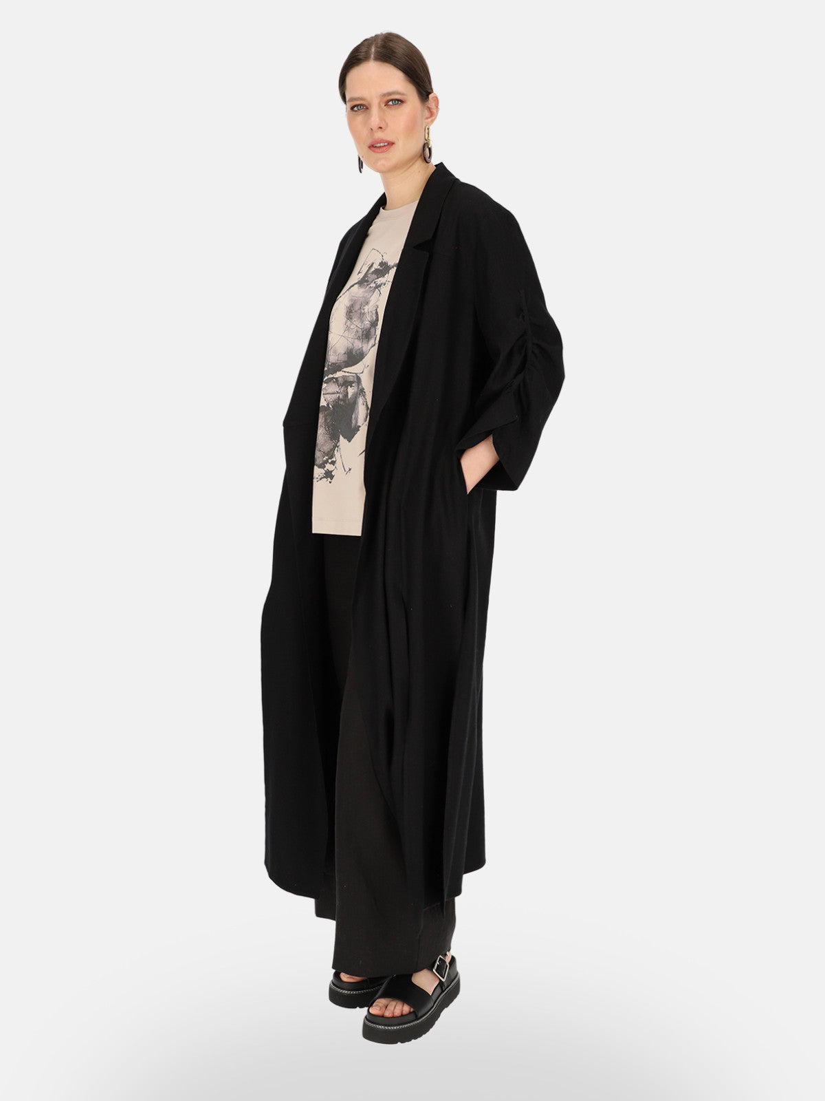 Czarny lniany płaszcz damski maxi z paskiem Eye For Fashion