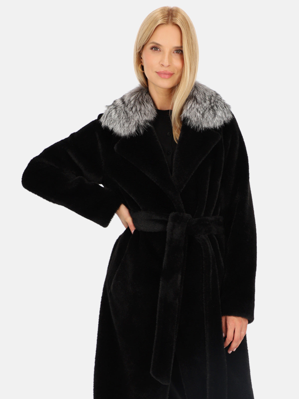 Czarny płaszcz damski z naturalnym kołnierzem L'AF Vinci