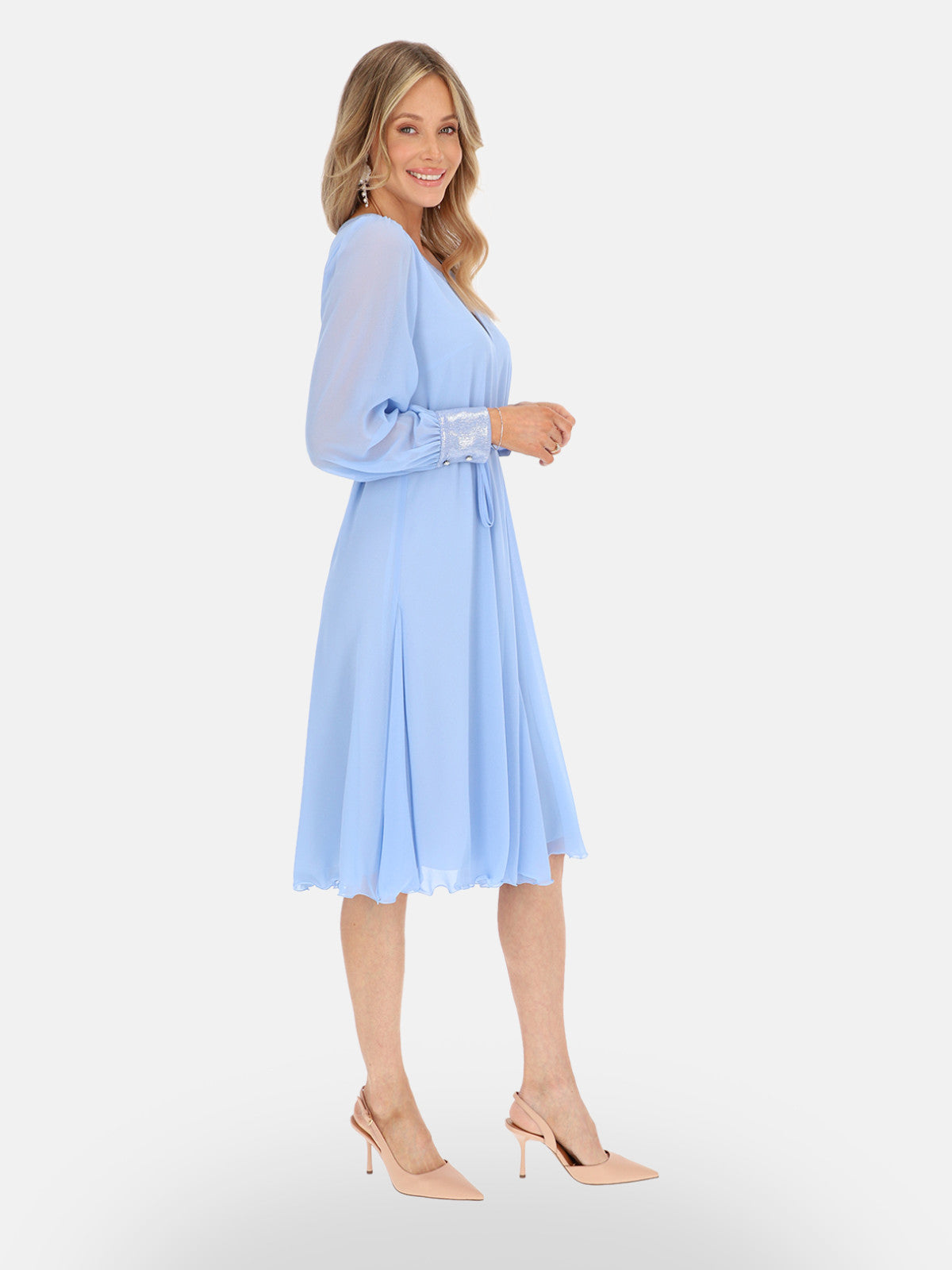 Elegancka błękitna zwiewna sukienka z połyskującą lamówką midi Kamelia
