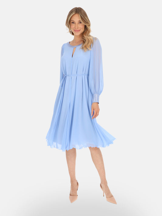 Elegancka błękitna zwiewna sukienka z połyskującą lamówką midi Kamelia