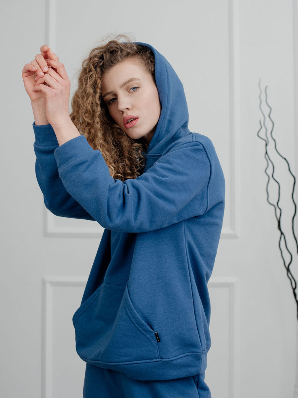Bluza z kapturem i kieszenią kangurką Azuri