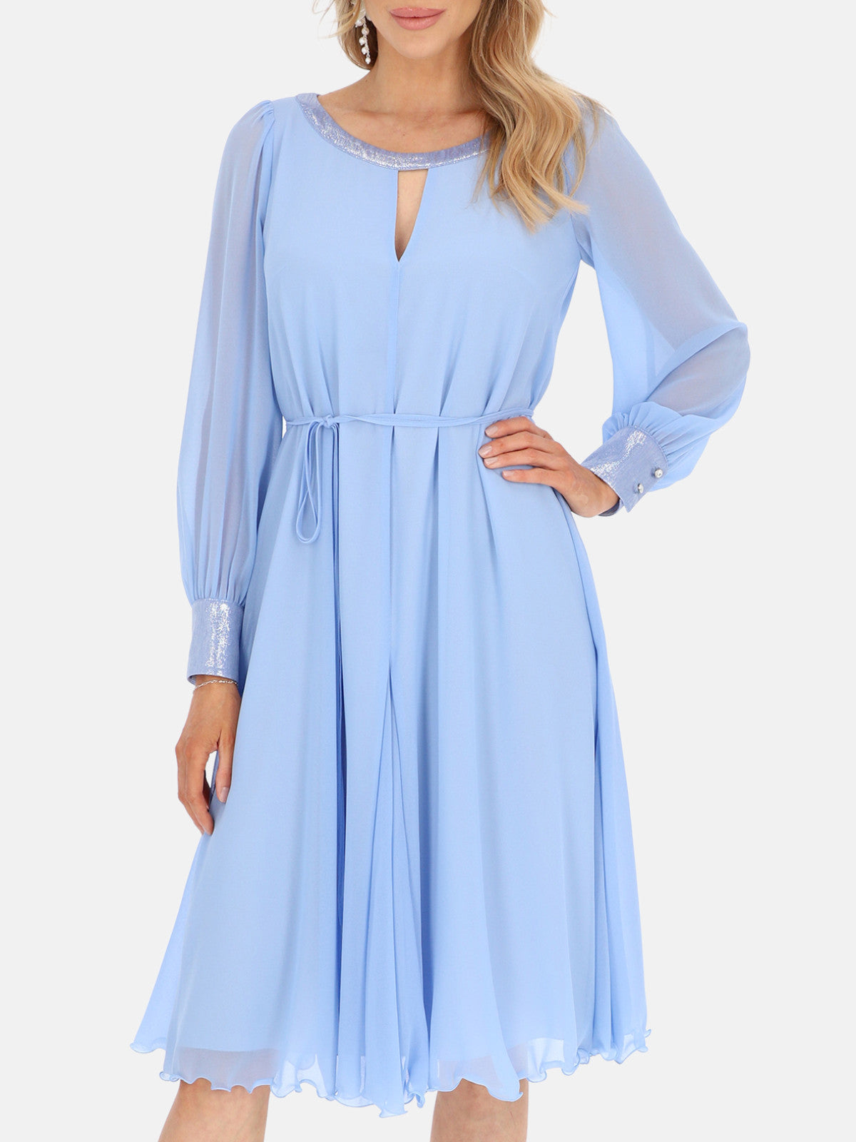 Elegancka błękitna zwiewna sukienka z połyskującą lamówką midi Kamelia