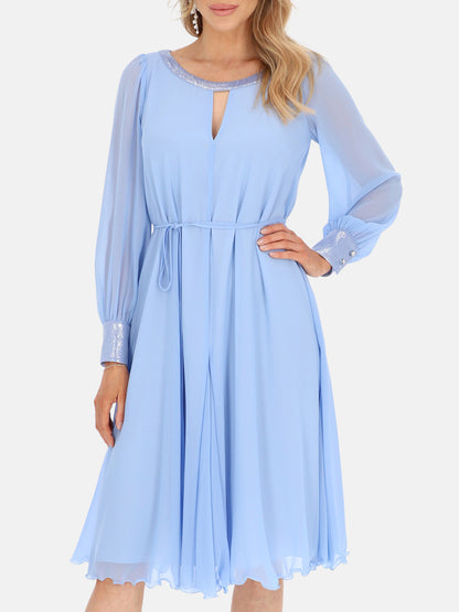 Elegancka błękitna zwiewna sukienka z połyskującą lamówką midi Kamelia