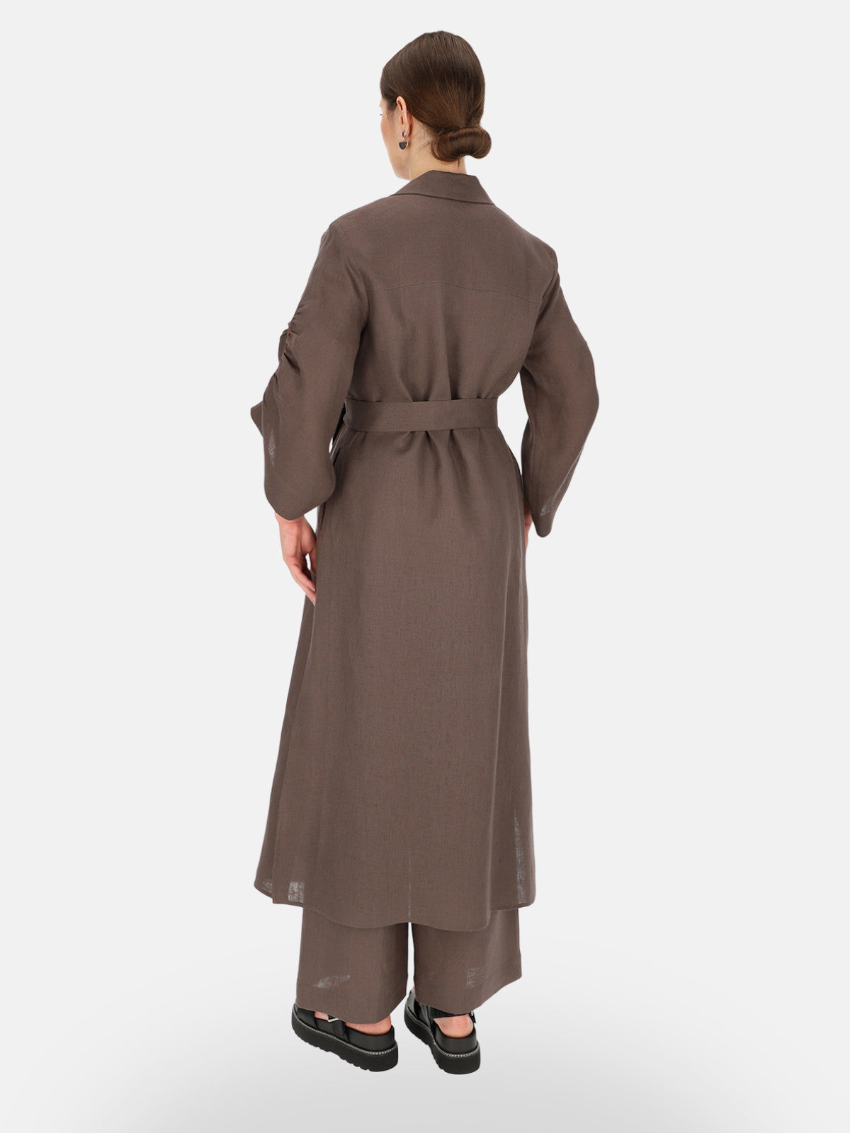 Brązowy lniany płaszcz damski maxi z paskiem Eye For Fashion