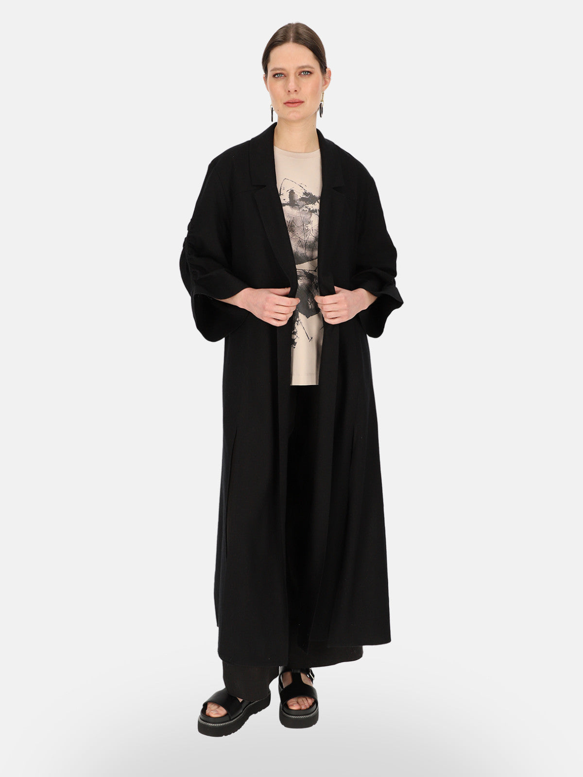 Czarny lniany płaszcz damski maxi z paskiem Eye For Fashion