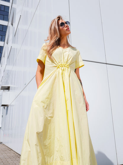 Żółta letnia sukienka maxi z marszczeniem w talii EyeForFashion