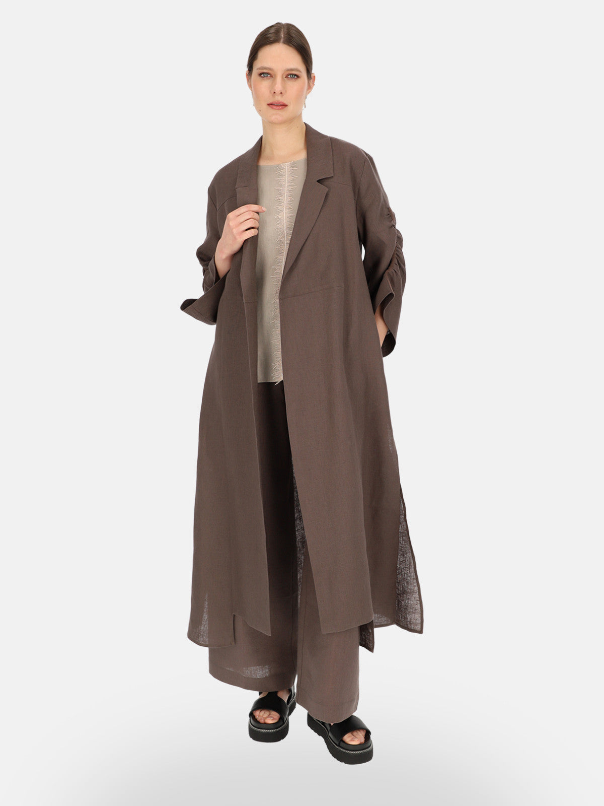 Brązowy lniany płaszcz damski maxi z paskiem Eye For Fashion