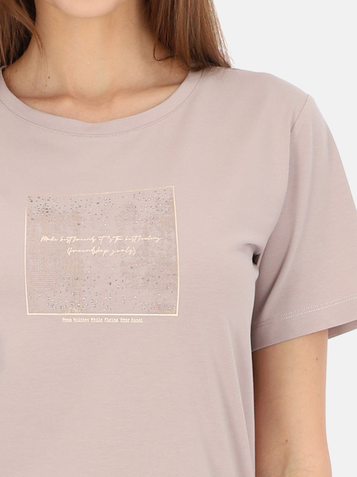 Subtelny pudrowy różowy bawełniany t-shirt damski z nadrukiem Ylenia