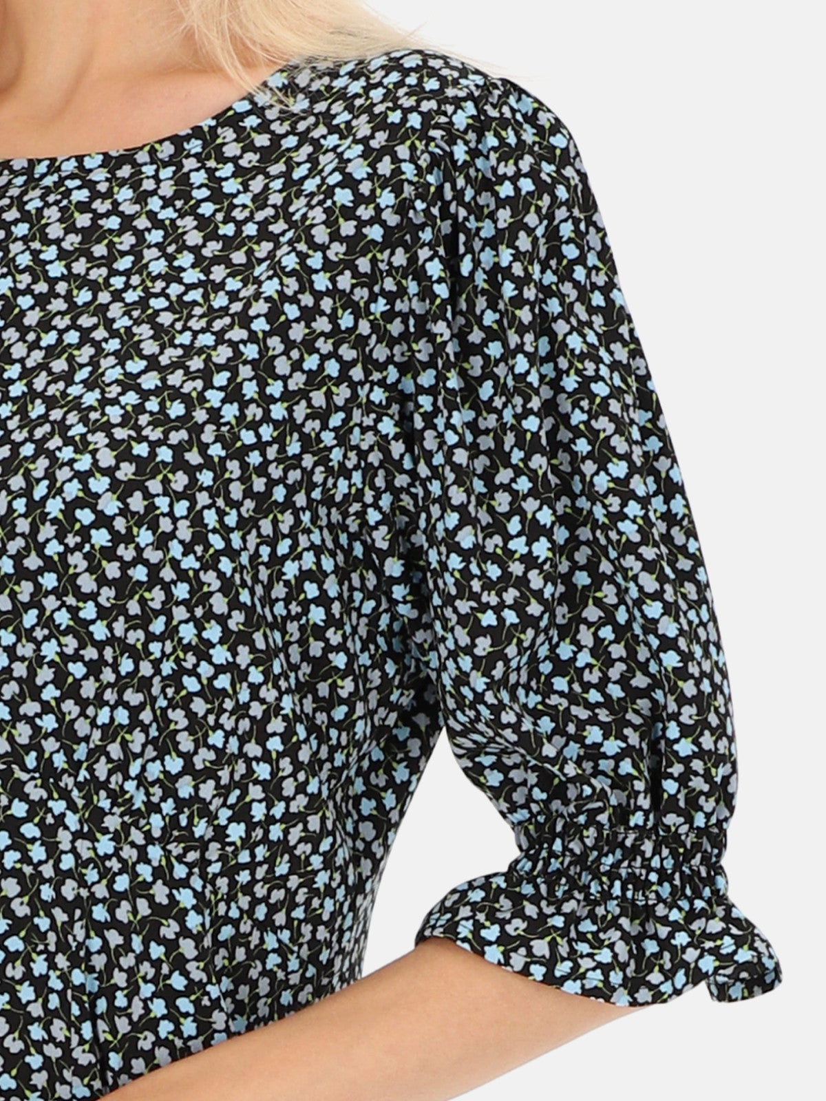 Czarna sukienka midi w niebieskie kwiatuszki Eye For Fashion Abbi