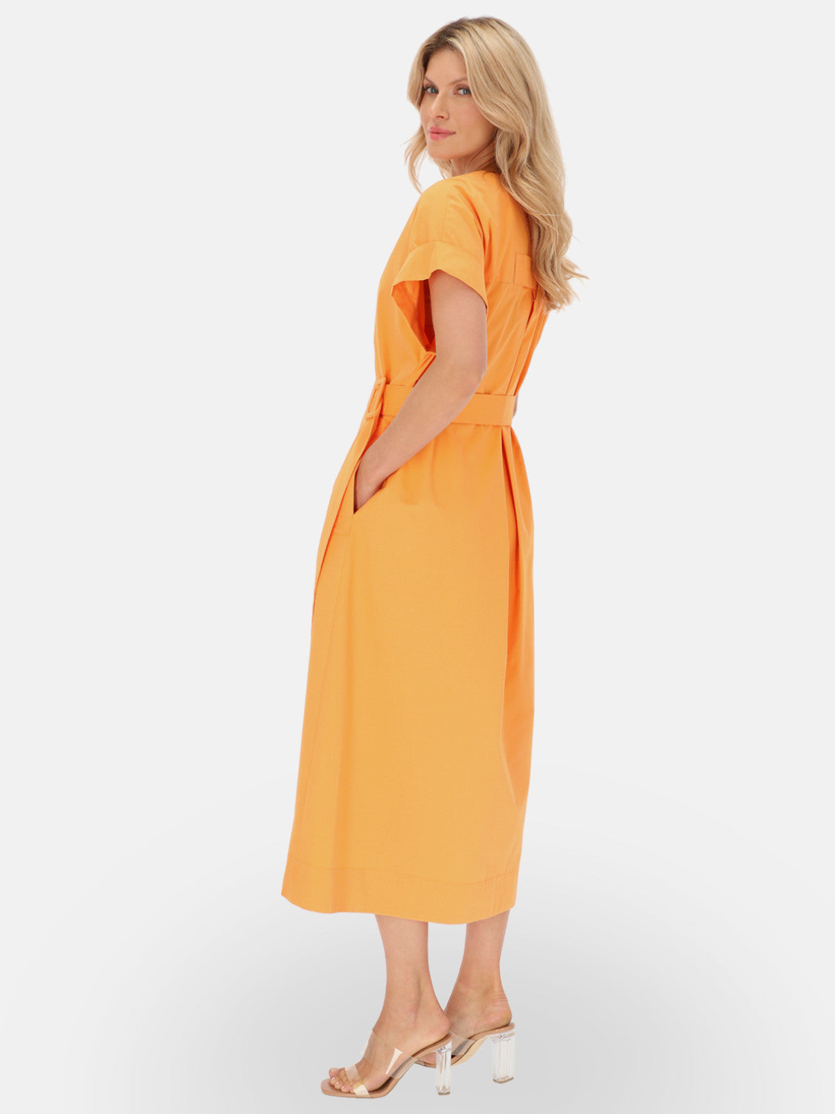 Żólta sukienka midi z paskiem w talii Eye For Fashion