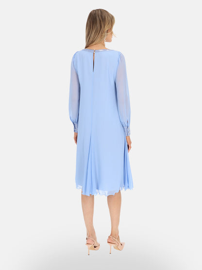 Elegancka błękitna zwiewna sukienka z połyskującą lamówką midi Kamelia